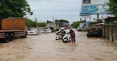 nekat-terobos-banjir-di-cilegon-motor-angkot-ini-malah-mogok_43